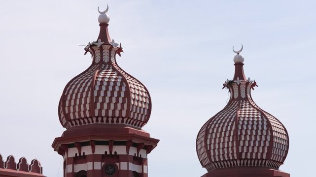 Close-up of the domes of Jami Ul-Alfar Mosque, known as the &ldquo;Red Mosque,&rdquo; in Colombo, Sri Lanka, highlighting its distinctive architectural details.