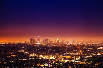 Obraz premium Los angeles dazzling city lights illuminating night skyline