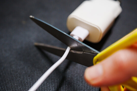Preparing damaged charging cable for safe replacement