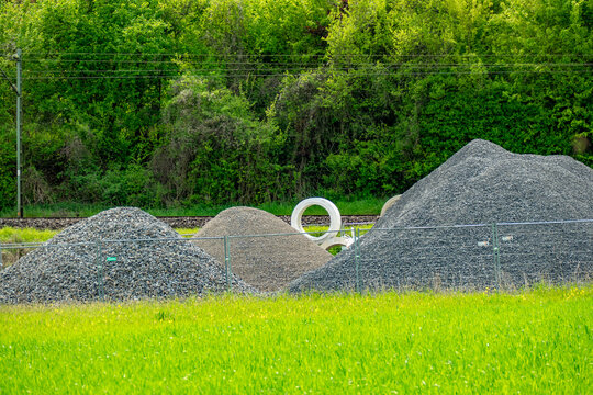 Baumaterial auf einer Wiese