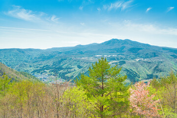 Fototapeta premium 栃木県那須塩原市 新緑と桜が咲く塩原温泉と高原山の景色