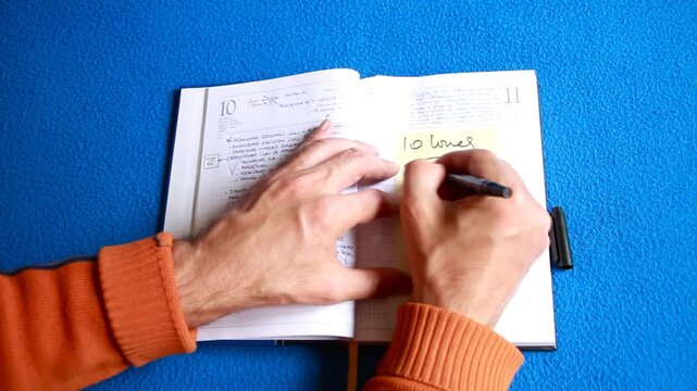 Agenda, escribir y anotar post it y apuntar anotaci&oacute;n para programaci&oacute;n y nota de planificaci&oacute;n en hojas de diario y cuaderno de trabajo con compromisos y citas en fecha y hora
