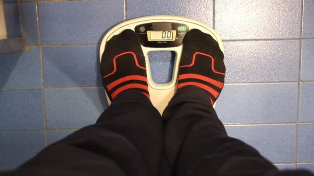 Control de peso en balanza y b&aacute;scula de pesaje en ba&ntilde;o con voz de kilos y gramos de masa y grasa corporal en dieta para adelgazar o engordar y cuidar forma f&iacute;sica