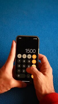 Calculadora tel&eacute;fono m&oacute;vil con operaci&oacute;n y cuenta contable en n&uacute;meros y d&iacute;gitos en pantalla con resultado de c&aacute;lculo contable