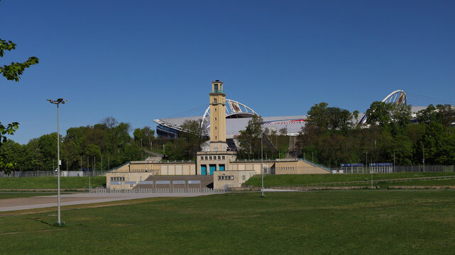 Blick &uuml;ber die Festwiese auf den historischen Glockenturm und die Red Bull Arena im Hintergrund, Leipzig, Sachsen, Deutschland, aufgenommen am 29. April 2026