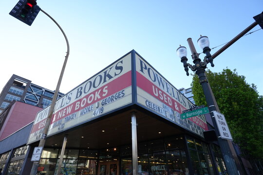 Powell's Books in Portland, Oregon, a famous landmark Bookstore - オレゴン州 ポートランド 象独立系書店 パウエルズ ブックス