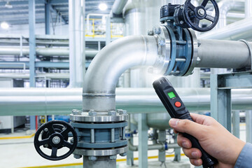 Industrial inspection of large metal pipes and valves with a handheld digital device © Snide12
