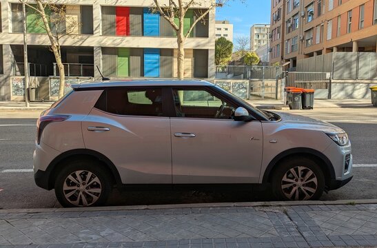 Vista lateral de un autom&oacute;vil KGM Tivoli GDI aparcado en una calle de Madrid, Espa&ntilde;a, 23 de marzo de 2026
