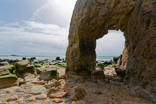 Explorez la c&ocirc;te sauvage de Quiberon : 8 km de falaises d&eacute;chiquet&eacute;es, de criques secr&egrave;tes et de vagues fracassantes. Un spectacle naturel grandiose et pr&eacute;serv&eacute;, sculpt&eacute; par les vents et l'oc&eacute;an.