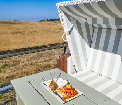 Fischgericht vor Strandkorb