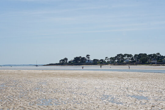 La plage de Carnac offre 2 km de sable fin et des eaux cristallines. Id&eacute;ale pour les familles et le nautisme, elle fait face &agrave; la baie de Quiberon sous le soleil de Bretagne. Un pur paradis c&ocirc;tier !