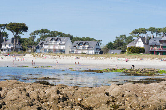 Grande Plage de Carnac :2 km de sable fin bord&eacute;s de villas Belle &Eacute;poque. Id&eacute;ale pour la baignade et les loisirs nautiques, elle offre une vue imprenable sur la baie de Quiberon