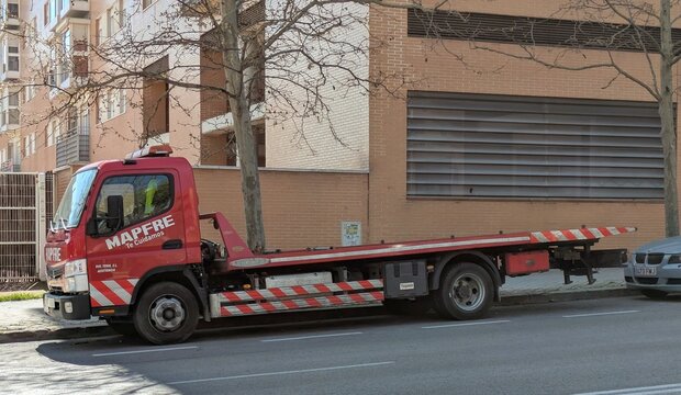 Cami&oacute;n gr&uacute;a de asistencia en carretera con plataforma basculante de la aseguradora Mapfre, para veh&iacute;culos averiados, en Madrid, Espa&ntilde;a, 23 de marzo de 2026