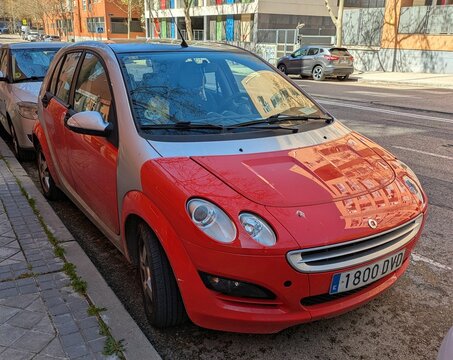 Versi&oacute;n en perspectiva de un autom&oacute;vil Smart Forfour aparcado en una calle de Madrid, Espa&ntilde;a, 24 de marzo de 2026