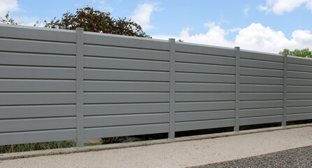 Obraz premium Brise vue aluminium sur muret, panneau de clôture gris