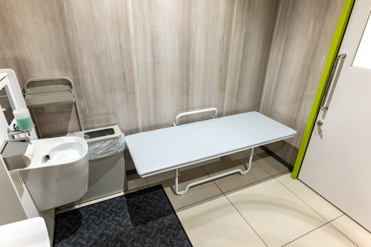 多目的トイレ内に設置された介助用多目的シート（ユニバーサルベッド）とオストメイト設備
