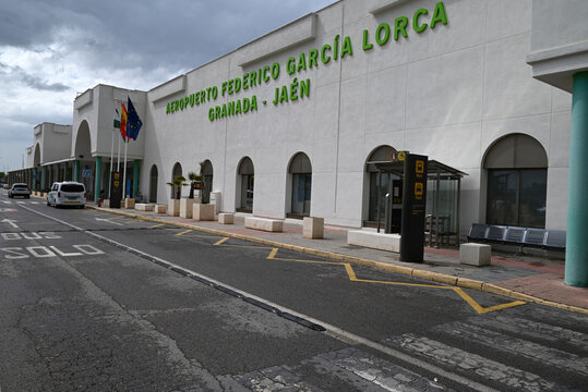 Grenade, Espagne, 28 avril 2026 : Taxis devant l'a&eacute;roport Federico Garc&iacute;a Lorca de Grenade