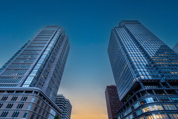 Naklejka premium 夕暮れの空にそびえ立つ高層ビル群