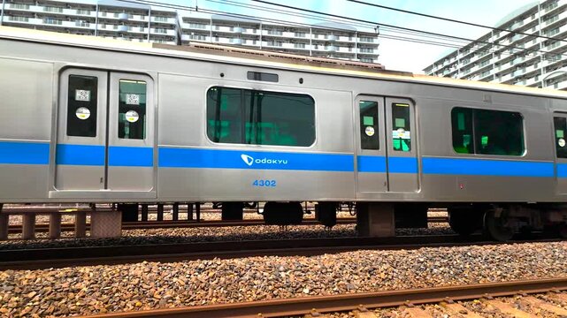 常磐線・小田急　4000形　E233系　交差