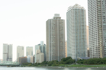 タワーマンションのある水辺の都市風景 © Kenta