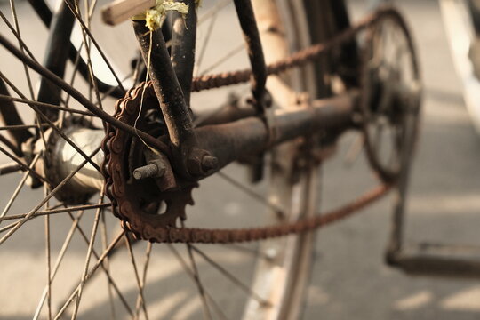 old rusty bicycle gears and worn out tires
