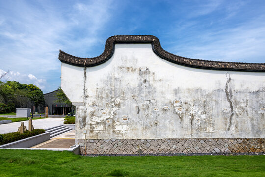 A Timeless White Wall and Black Tile Roof Architecture