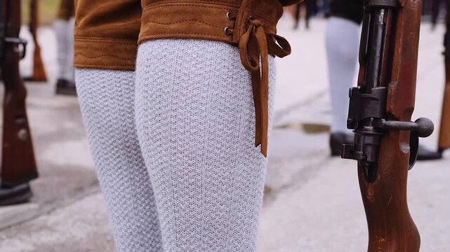 M&auml;nner in Tracht mit Lederhose und Haferlschuhen laufen auf dem Oktoberfest