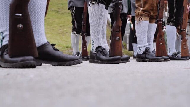 M&auml;nner in Tracht mit Lederhose und Haferlschuhen laufen auf dem Oktoberfest