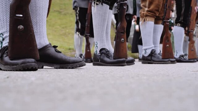 M&auml;nner in Tracht mit Lederhose und Haferlschuhen laufen auf dem Oktoberfest
