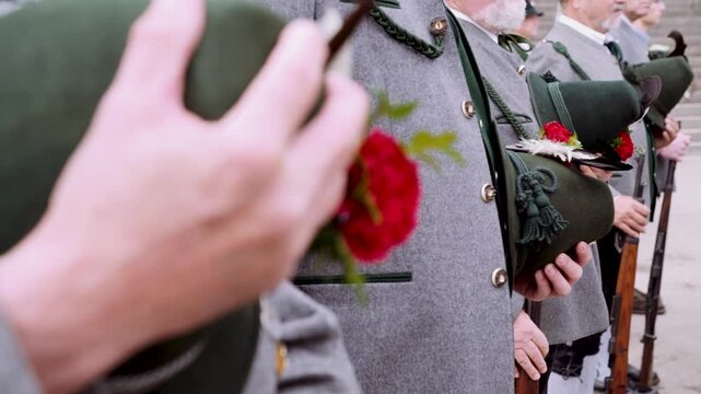 M&auml;nner in Tracht mit Lederhose und Janker laufen auf dem Oktoberfest