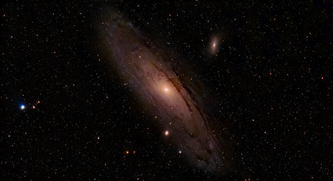 Die Andromedagalaxie M 31 nachts ist am klaren Himmel sichtbar