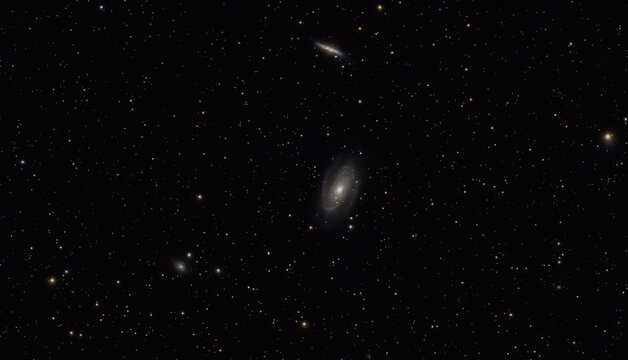 Die Galaxien M 81 und M 82 im Nachthimmel mit vielen Sternen