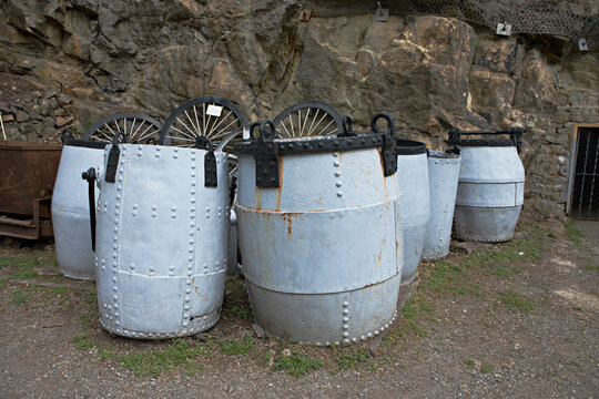 paniers metallique servant a descendre les mineurs au fond de la mine