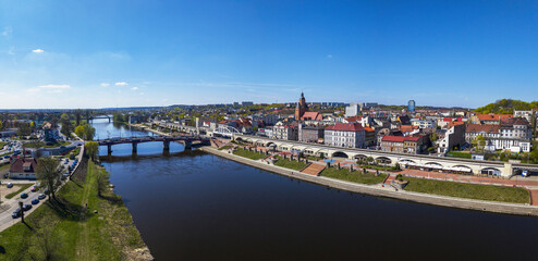 Panorama centrum Gorzowa Wielkopolskiego nad rzeką Wartą z mostem staromiejskim i zabudową miejską w słoneczny dzień © Be