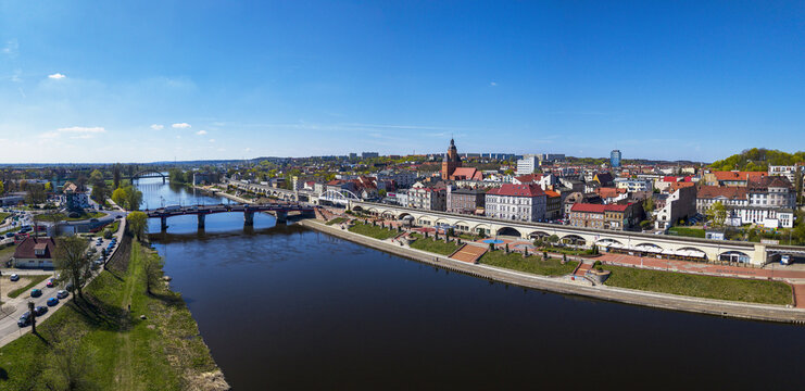 Panorama centrum Gorzowa Wielkopolskiego nad rzeką Wartą z mostem staromiejskim i zabudową miejską w słoneczny dzień