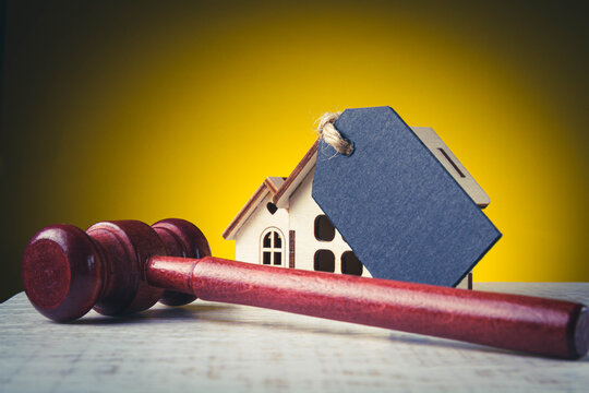 Arrest of real estate. The court will confiscate the property. The house was sold in court. Home confiscation..