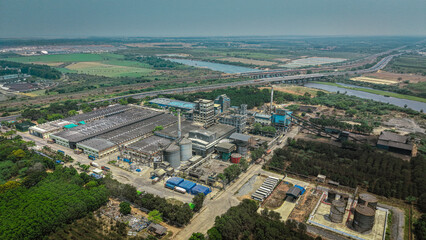 Fototapeta premium a large-scale distillery plant featuring processing units, storage tanks, and integrated water treatment facilities.