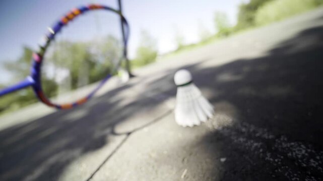 Joueurs homme amateurs de badminton en ext&eacute;rieur par beau temps