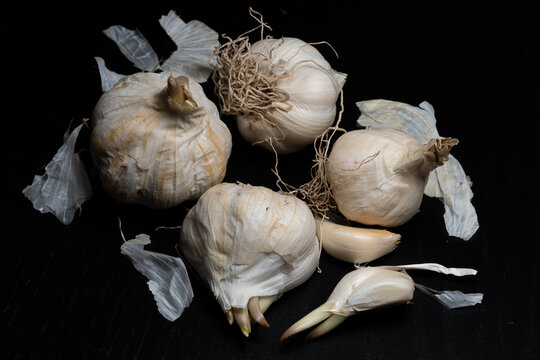 Still life of whole or clove garlic
