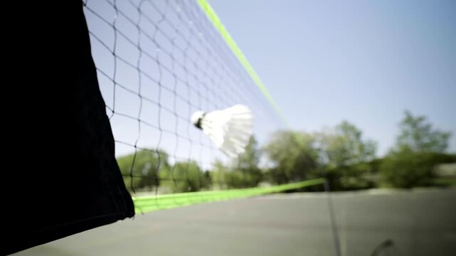 Joueurs homme amateurs de badminton en ext&eacute;rieur par beau temps