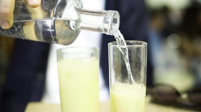 Gros plan sur un verre de pastis servi en terrasse de caf&eacute;