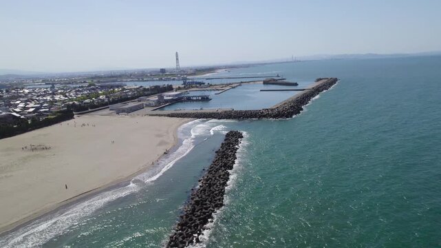 【ドローン空撮動画】岩瀬浜海岸のテトラポッド列に沿って岩瀬港へ向かう飛行風景