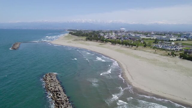 【ドローン空撮動画】富山湾に突き出る消波ブロックと残雪の立山連峰を望む絶景