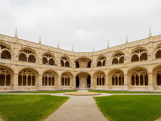Obraz premium Cloître du monastère des Hiéronymites à Belém, architecture manuéline et jardin central à Lisbonne