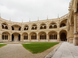 Obraz premium Cloître du monastère des Hiéronymites à Belém, architecture manuéline et jardin central à Lisbonne