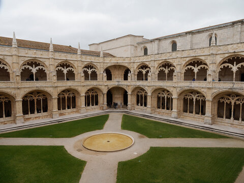 Clo&icirc;tre du monast&egrave;re des Hi&eacute;ronymites &agrave; Bel&eacute;m, architecture manu&eacute;line et jardin central &agrave; Lisbonne