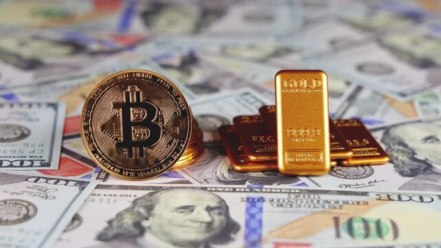 Des lingots d'or et des pi&egrave;ces de bitcoin pos&eacute;s sur des billets de banque en dollars. Concept de dollar vs or et bitcoin.