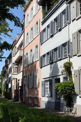 Fototapeta premium Altbauten am Oberen Rheinweg in Basel im Frühling
