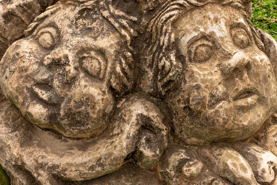 Est&aacute;tua de pedra de duas crian&ccedil;as