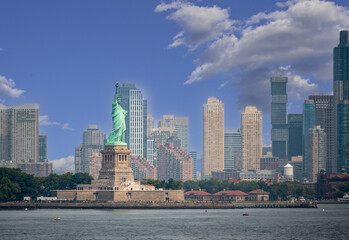 Obraz premium New york, usa august 16,2024. Statue of liberty overlooking manhattan skyline and hudson river, iconic symbol of freedom and american history welcoming visitors